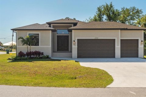 House in Port Charlotte, Florida 4 bedrooms, 196.21 sq.m. № 1538296 - photo 1