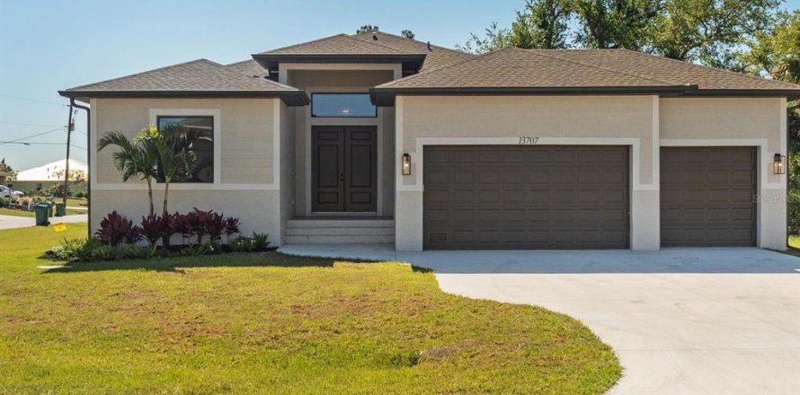 House in Port Charlotte, Florida 4 bedrooms, 196.21 sq.m. № 1538296