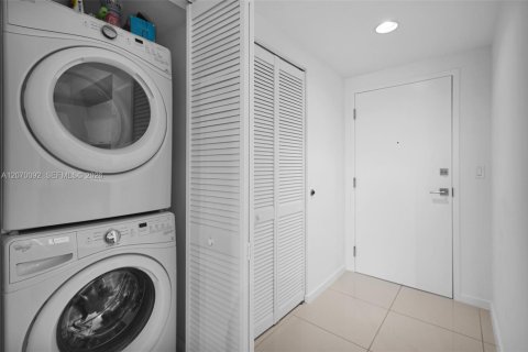 Condo in Doral, Florida, 1 bedroom  № 2301554 - photo 11