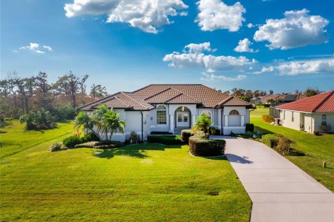 House in Placida, Florida 3 bedrooms, 236.9 sq.m. № 1420844 - photo 1