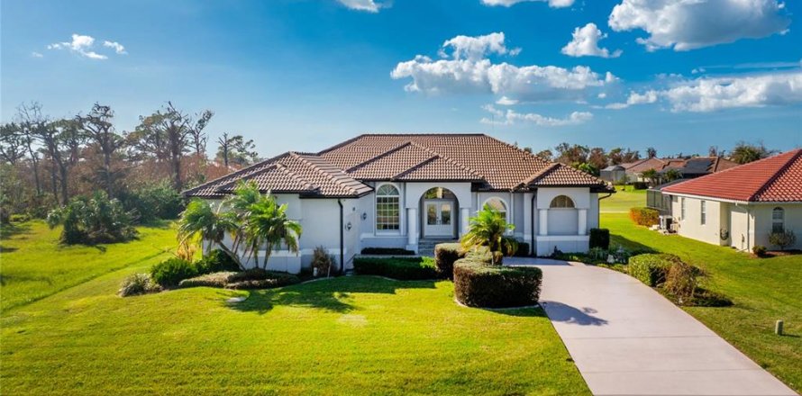 House in Placida, Florida 3 bedrooms, 236.9 sq.m. № 1420844