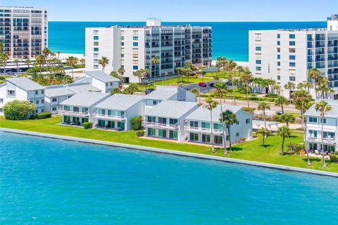 Condo in Clearwater, Florida, 2 bedrooms  № 2212969 - photo 24