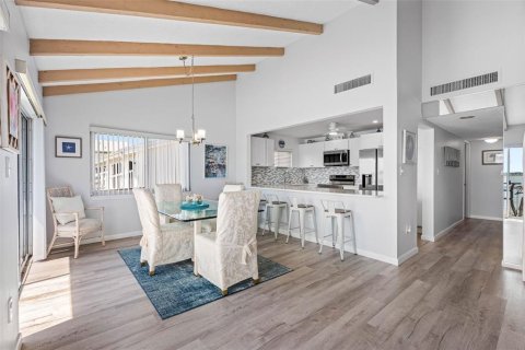 Condo in Clearwater, Florida, 2 bedrooms  № 2212969 - photo 9