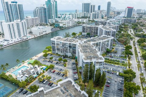 Copropriété à vendre à Hallandale Beach, Floride: 2 chambres, 132.85 m2 № 2276883 - photo 7