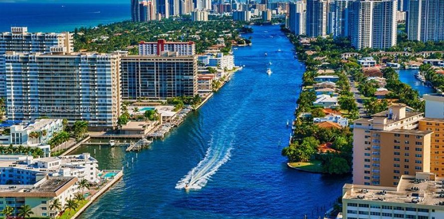 Condo à Hallandale Beach, Floride, 2 chambres  № 2276883