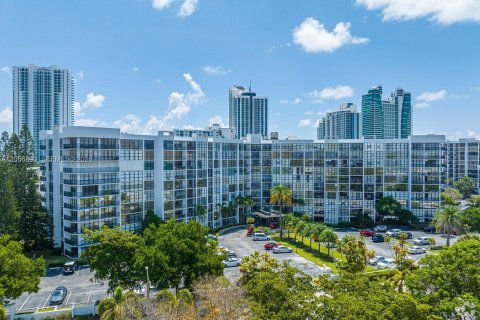 Copropriété à vendre à Hallandale Beach, Floride: 2 chambres, 132.85 m2 № 2276883 - photo 8