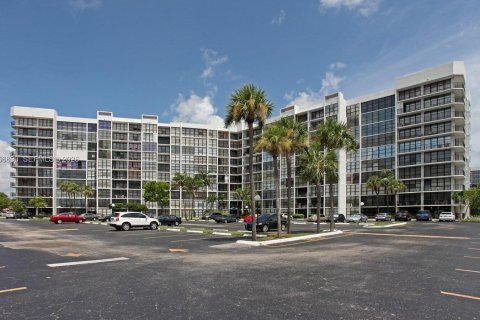 Copropriété à vendre à Hallandale Beach, Floride: 2 chambres, 132.85 m2 № 2276883 - photo 4