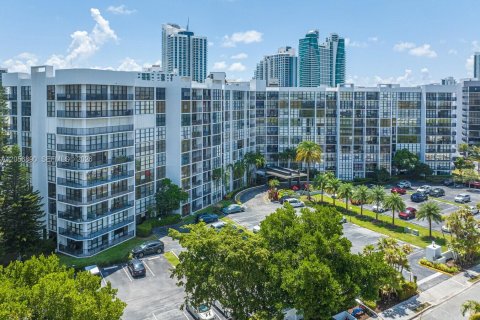 Copropriété à vendre à Hallandale Beach, Floride: 2 chambres, 132.85 m2 № 2276883 - photo 3
