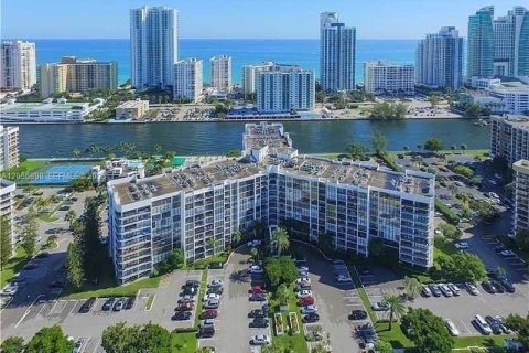 Copropriété à vendre à Hallandale Beach, Floride: 2 chambres, 132.85 m2 № 2276883 - photo 2