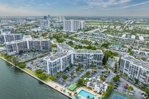 Copropriété à vendre à Hallandale Beach, Floride: 2 chambres, 132.85 m2 № 2276883 - photo 6