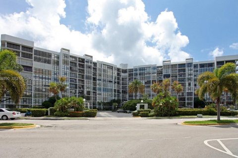 Copropriété à vendre à Hallandale Beach, Floride: 2 chambres, 132.85 m2 № 2276883 - photo 5