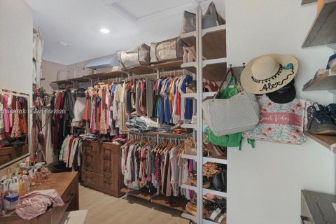 House in Cutler Bay, Florida 5 bedrooms, 312.43 sq.m. № 2031015 - photo 19