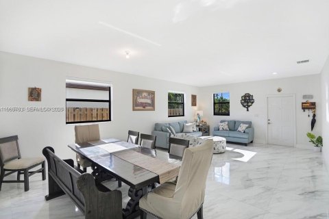 House in Cutler Bay, Florida 5 bedrooms, 312.43 sq.m. № 2031015 - photo 5