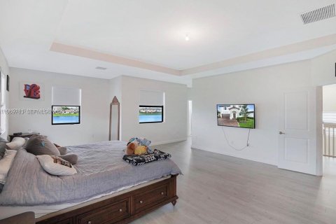 House in Cutler Bay, Florida 5 bedrooms, 312.43 sq.m. № 2031015 - photo 16