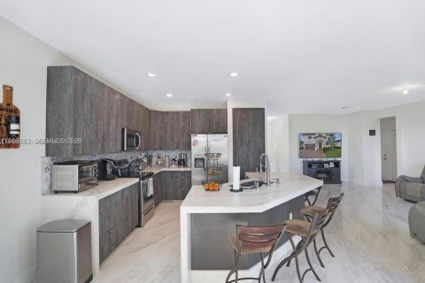 House in Cutler Bay, Florida 5 bedrooms, 312.43 sq.m. № 2031015 - photo 8