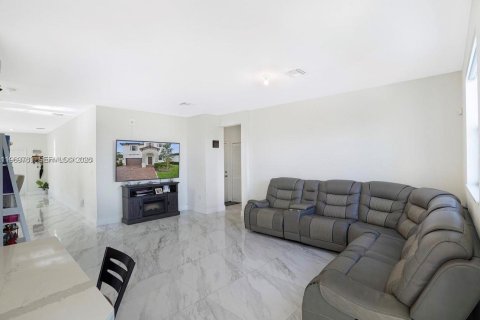 House in Cutler Bay, Florida 5 bedrooms, 312.43 sq.m. № 2031015 - photo 12