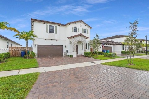 House in Cutler Bay, Florida 5 bedrooms, 312.43 sq.m. № 2031015 - photo 2