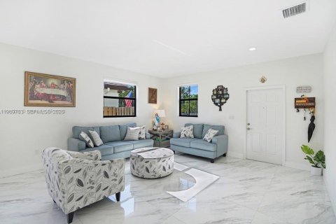 House in Cutler Bay, Florida 5 bedrooms, 312.43 sq.m. № 2031015 - photo 6