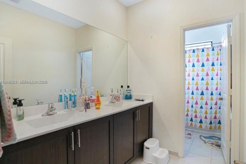 House in Cutler Bay, Florida 5 bedrooms, 312.43 sq.m. № 2031015 - photo 23