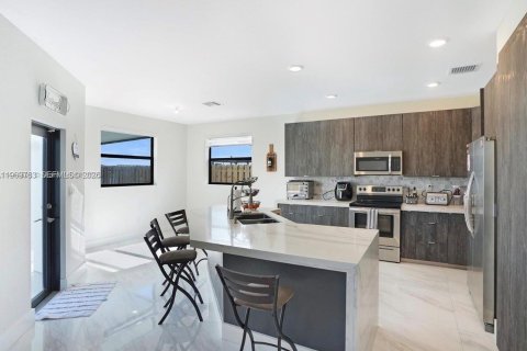 House in Cutler Bay, Florida 5 bedrooms, 312.43 sq.m. № 2031015 - photo 9