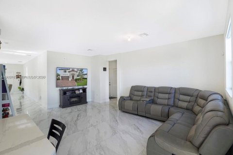 House in Cutler Bay, Florida 5 bedrooms, 312.43 sq.m. № 2031015 - photo 11