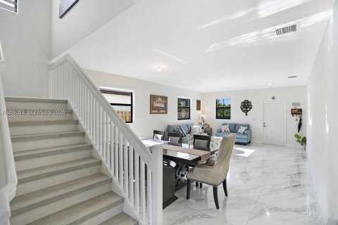 House in Cutler Bay, Florida 5 bedrooms, 312.43 sq.m. № 2031015 - photo 4