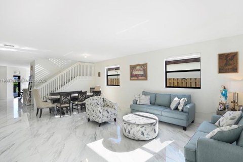 House in Cutler Bay, Florida 5 bedrooms, 312.43 sq.m. № 2031015 - photo 3