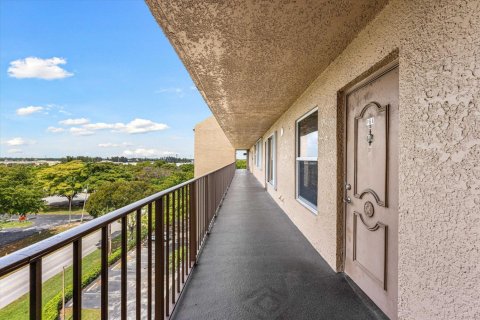 Condo in Deerfield Beach, Florida, 2 bedrooms  № 2182966 - photo 2