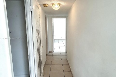 Condo in Hallandale Beach, Florida, 2 bedrooms  № 1978669 - photo 9