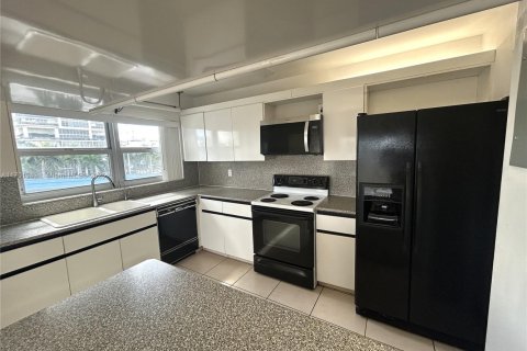 Condo in Hallandale Beach, Florida, 2 bedrooms  № 1978669 - photo 4