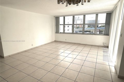 Condo in Hallandale Beach, Florida, 2 bedrooms  № 1978669 - photo 6