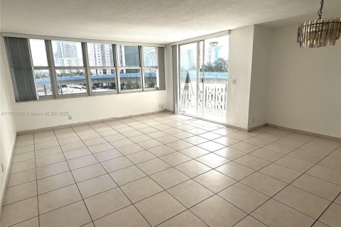 Condo in Hallandale Beach, Florida, 2 bedrooms  № 1978669 - photo 7