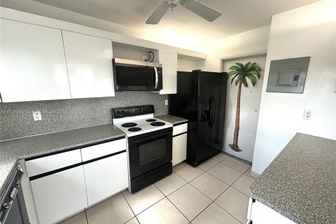 Condo in Hallandale Beach, Florida, 2 bedrooms  № 1978669 - photo 1