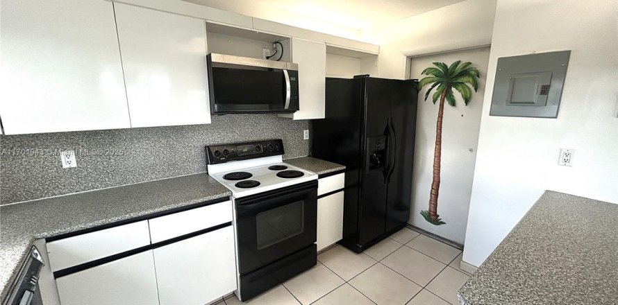 Condo in Hallandale Beach, Florida, 2 bedrooms  № 1978669
