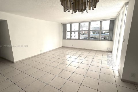 Condo in Hallandale Beach, Florida, 2 bedrooms  № 1978669 - photo 5