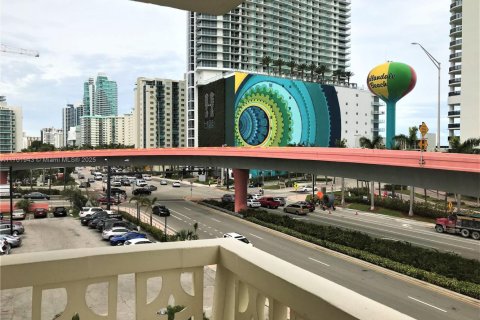 Condo in Hallandale Beach, Florida, 2 bedrooms  № 1978669 - photo 15