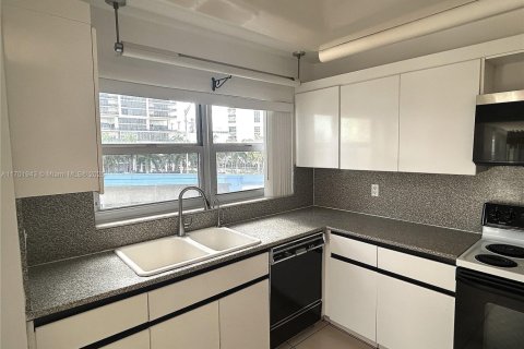 Condo in Hallandale Beach, Florida, 2 bedrooms  № 1978669 - photo 3