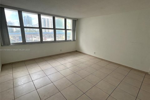 Condo in Hallandale Beach, Florida, 2 bedrooms  № 1978669 - photo 8