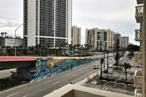Condo in Hallandale Beach, Florida, 2 bedrooms  № 1978669 - photo 16