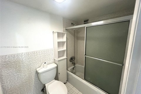Condo in Hallandale Beach, Florida, 2 bedrooms  № 1978669 - photo 14