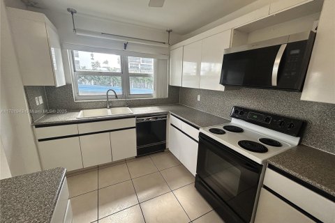 Condo in Hallandale Beach, Florida, 2 bedrooms  № 1978669 - photo 2