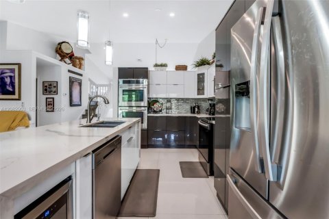Casa en venta en Pembroke Pines, Florida, 4 dormitorios, 178.19 m2 № 2372425 - foto 10