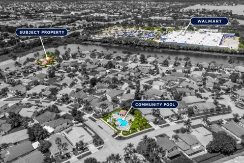 Casa en venta en Pembroke Pines, Florida, 4 dormitorios, 178.19 m2 № 2372425 - foto 3