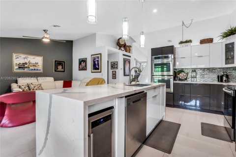 Casa en venta en Pembroke Pines, Florida, 4 dormitorios, 178.19 m2 № 2372425 - foto 9