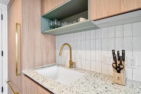 Condo in Miami, Florida, 1 bedroom  № 2279043 - photo 11
