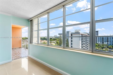 Condominio en alquiler en North Miami Beach, Florida, 1 dormitorio, 73.39 m2 № 2054462 - foto 10