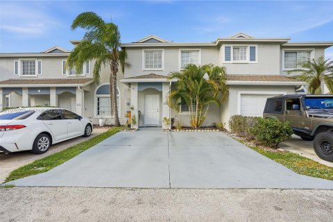 Townhouse in Deerfield Beach, Florida 3 bedrooms, 128.76 sq.m. № 2041535