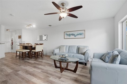 Townhouse in Deerfield Beach, Florida 3 bedrooms, 128.76 sq.m. № 2041535 - photo 9