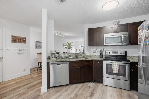Townhouse in Deerfield Beach, Florida 3 bedrooms, 128.76 sq.m. № 2041535 - photo 11