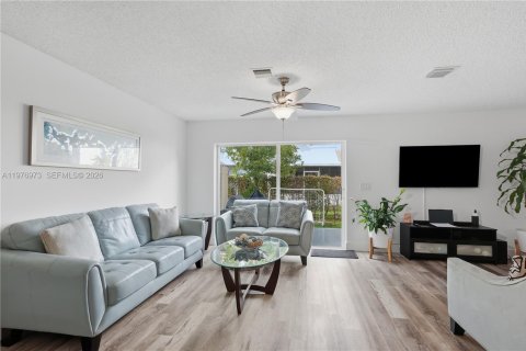Townhouse in Deerfield Beach, Florida 3 bedrooms, 128.76 sq.m. № 2041535 - photo 2